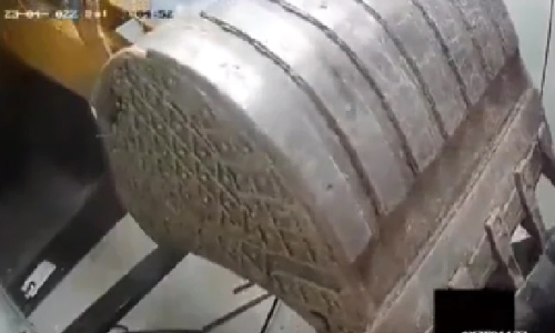 മണ്ണുമാന്തി യന്ത്രം കൊണ്ട് എം.ടി.എം കുത്തിത്തുറന്നു- VIDEO