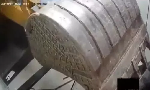 മണ്ണുമാന്തി യന്ത്രം കൊണ്ട് എം.ടി.എം കുത്തിത്തുറന്നു- VIDEO