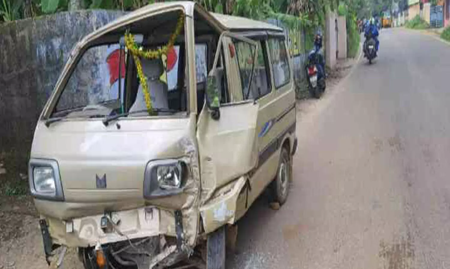 നിയന്ത്രണംവിട്ട ഒമ്നി വാനിടിച്ച് സ്വകാര്യ സ്ഥാപനത്തിന്‍റെ മതിൽക്കെട്ട് തകർന്നു; ഡ്രൈവർക്ക് പരിക്ക്
