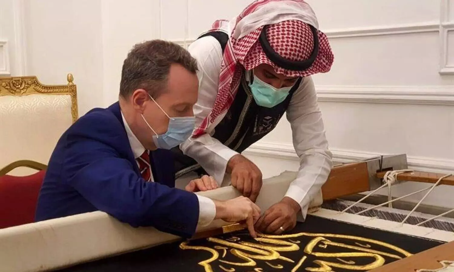 കഅ്​ബയുടെ കിസ്​വ നെയ്യുന്നതിൽ പങ്കാളിയായി ​ബ്രിട്ടീഷ്​ കോൺസൽ ജനറൽ