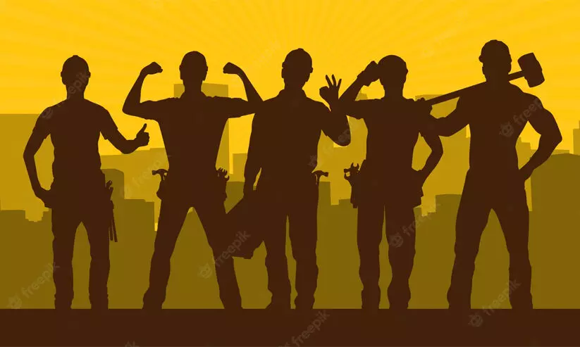 തൊ​ഴി​ലാ​ളി ദി​ന​ം: ഭ​ക്ഷ​ണ​പ്പൊ​തി ന​ൽ​കു​ന്നു