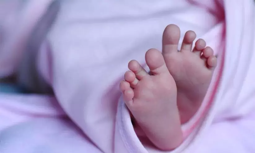 ആന്ധ്രപ്രദേശിൽ റെയിൽവേ ട്രാക്കിൽ ഉപേക്ഷിച്ച നിലയിൽ കുഞ്ഞിനെ കണ്ടെത്തി ആന്ധ്രപ്രദേശിൽ റെയിൽവേ ട്രാക്കിൽ ഉപേക്ഷിച്ച നിലയിൽ കുഞ്ഞിനെ കണ്ടെത്തി