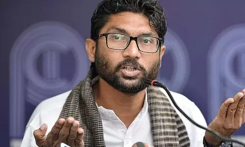 ജിഗ്നേഷ് മേവാനി വീണ്ടും അറസ്റ്റിലായത് വനിത കോൺസ്റ്റബിളിനെ കൈയ്യേറ്റം ചെയ്യാൻ ശ്രമിച്ചെന്ന പരാതിയിൽ