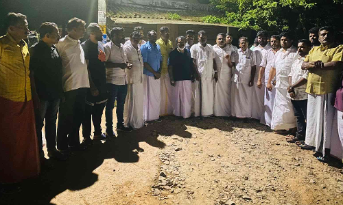 കിൻഫ്ര കുടിവെള്ള പദ്ധതി; യു.ഡി.എഫ് പ്രവർത്തകർ റോഡിൽ പൈപ്പ് സ്ഥാപിക്കുന്നത് തടഞ്ഞു