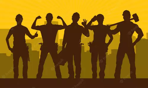 തൊ​ഴി​ലാ​ളി ദി​ന​ം: ഭ​ക്ഷ​ണ​പ്പൊ​തി ന​ൽ​കു​ന്നു