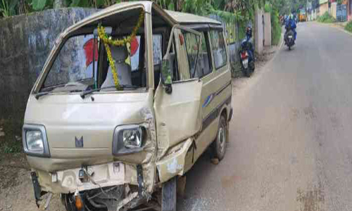 നിയന്ത്രണംവിട്ട ഒമ്നി വാനിടിച്ച് സ്വകാര്യ സ്ഥാപനത്തിന്‍റെ മതിൽക്കെട്ട് തകർന്നു; ഡ്രൈവർക്ക് പരിക്ക്