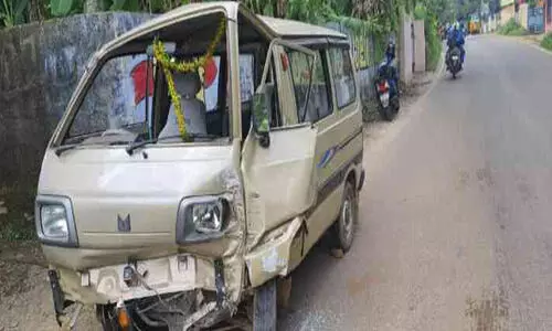 നിയന്ത്രണംവിട്ട ഒമ്നി വാനിടിച്ച് സ്വകാര്യ സ്ഥാപനത്തിന്‍റെ മതിൽക്കെട്ട് തകർന്നു; ഡ്രൈവർക്ക് പരിക്ക്