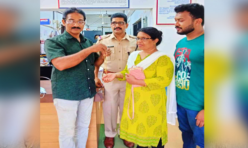 കളഞ്ഞുകിട്ടിയ സ്വർണാഭരണം ഉടമക്ക് തിരികെ നൽകി അധ്യാപകൻ