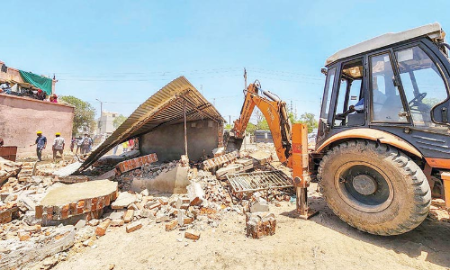 ഗുജറാത്തിലെ ഹിമ്മത് നഗറിലും ബുൾഡോസർ; കെട്ടിടങ്ങൾ തകർത്തു