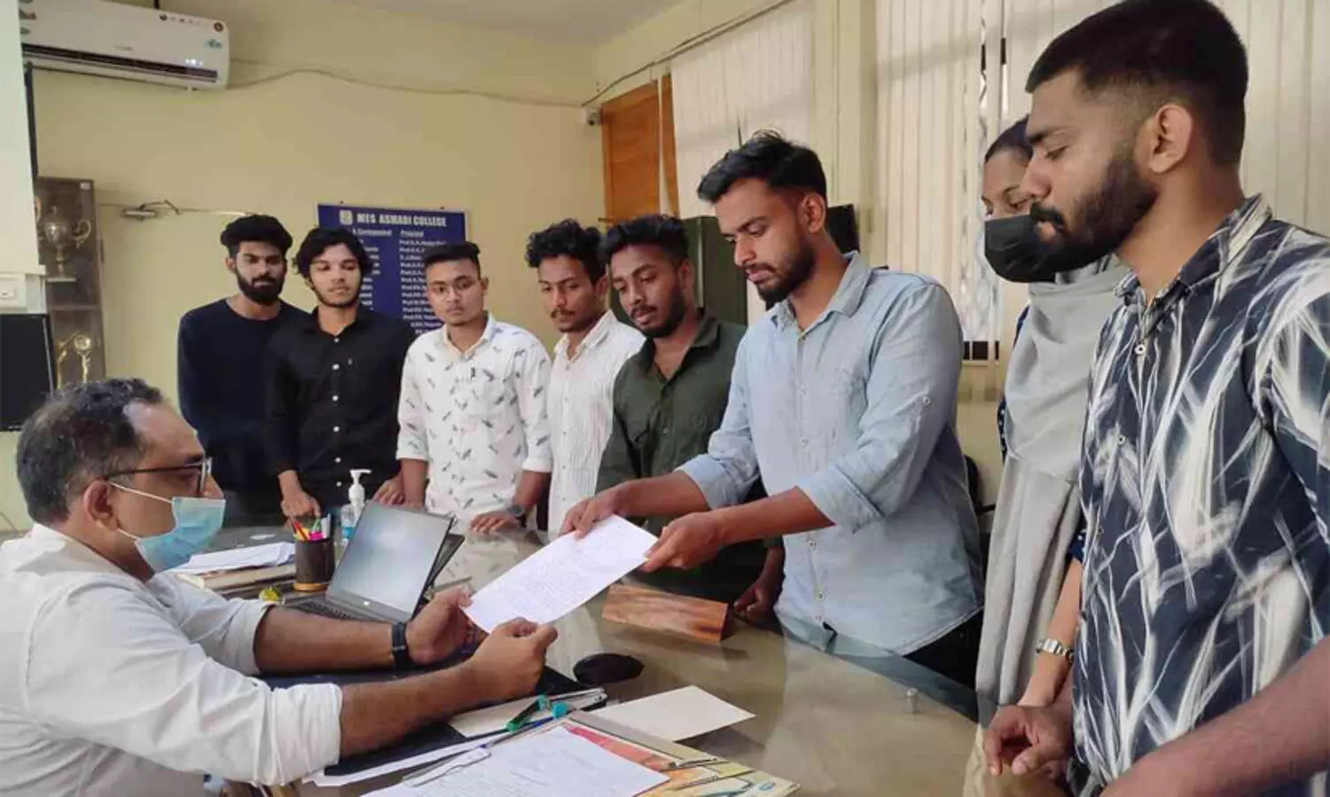ബിവോക്ക് പരീക്ഷ നടക്കാത്തതിനെ തുടർന്ന് പ്രിൻസിപ്പളിന് നിവേദനം സമർപ്പിച്ച് അസ്മാബി കോളജ് വിദ്യാർഥി പ്രതിനിധികൾ