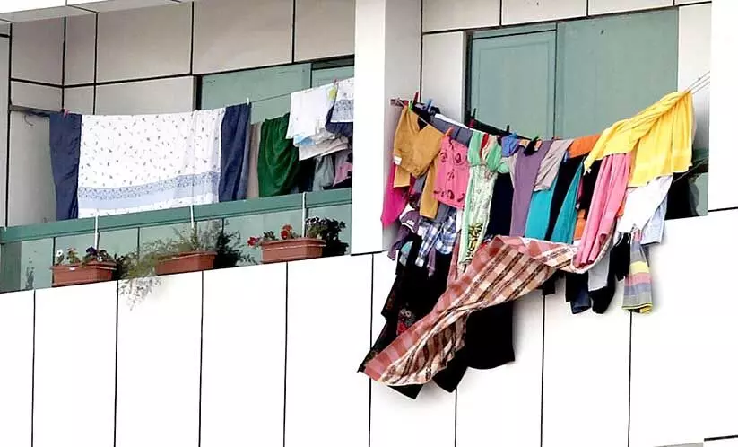 നഗര സൗന്ദര്യത്തെ ബാധിക്കും: വസ്ത്രങ്ങൾ ബാൽക്കണിയിൽ വിരിക്കരുത് നഗര സൗന്ദര്യത്തെ ബാധിക്കും: വസ്ത്രങ്ങൾ ബാൽക്കണിയിൽ വിരിക്കരുത്