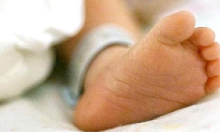 നഴ്സിന്റെ കൈയിൽ നിന്ന് വഴുതിവീണ് നവജാത ശിശു മരിച്ചു നഴ്സിന്റെ കൈയിൽ നിന്ന് വഴുതിവീണ് നവജാത ശിശു മരിച്ചു