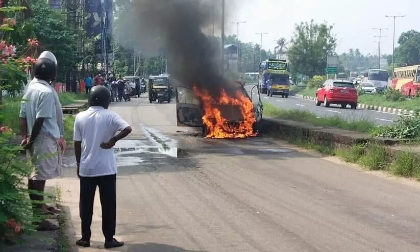 ഓടിക്കൊണ്ടിരുന്ന കാര് കത്തിനശിച്ചു ഓടിക്കൊണ്ടിരുന്ന കാര് കത്തിനശിച്ചു
