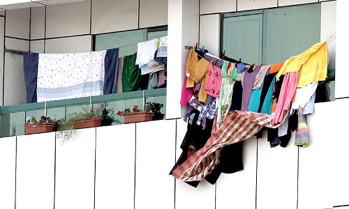 നഗര സൗന്ദര്യത്തെ ബാധിക്കും: വസ്ത്രങ്ങൾ ബാൽക്കണിയിൽ വിരിക്കരുത്