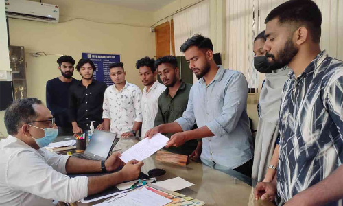 ബിവോക്ക് പരീക്ഷ നടക്കാത്തതിനെ തുടർന്ന് പ്രിൻസിപ്പളിന് നിവേദനം സമർപ്പിച്ച് അസ്മാബി കോളജ് വിദ്യാർഥി പ്രതിനിധികൾ
