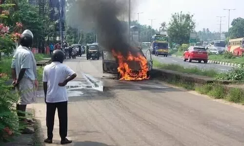 ഓടിക്കൊണ്ടിരുന്ന കാര്‍ കത്തിനശിച്ചു