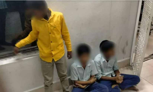 വൈ.എസ്.ആർ.സി.യുടെ പോസ്റ്റർ കീറി; സ്കൂൾ വിദ്യാർഥികളെ പൊലീസ് സ്റ്റേഷനിൽ തടഞ്ഞുവെച്ചു