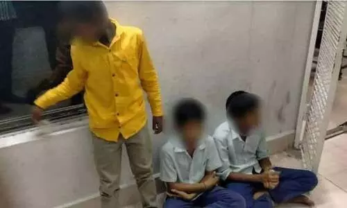 വൈ.എസ്.ആർ.സി.യുടെ പോസ്റ്റർ കീറി; സ്കൂൾ വിദ്യാർഥികളെ പൊലീസ് സ്റ്റേഷനിൽ തടഞ്ഞുവെച്ചു