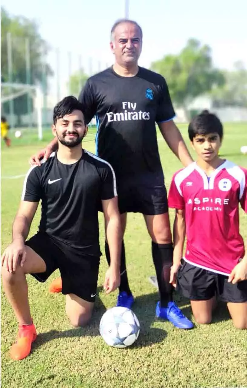 മൂൻ കേരള യൂത്ത് താരം കൂടിയായ ജംഷിദ് മക്കളായ മിഷാൽ, തഹ്സിൻ എന്നിവർക്കൊപ്പം മൂൻ കേരള യൂത്ത് താരം കൂടിയായ ജംഷിദ് മക്കളായ മിഷാൽ, തഹ്സിൻ എന്നിവർക്കൊപ്പം