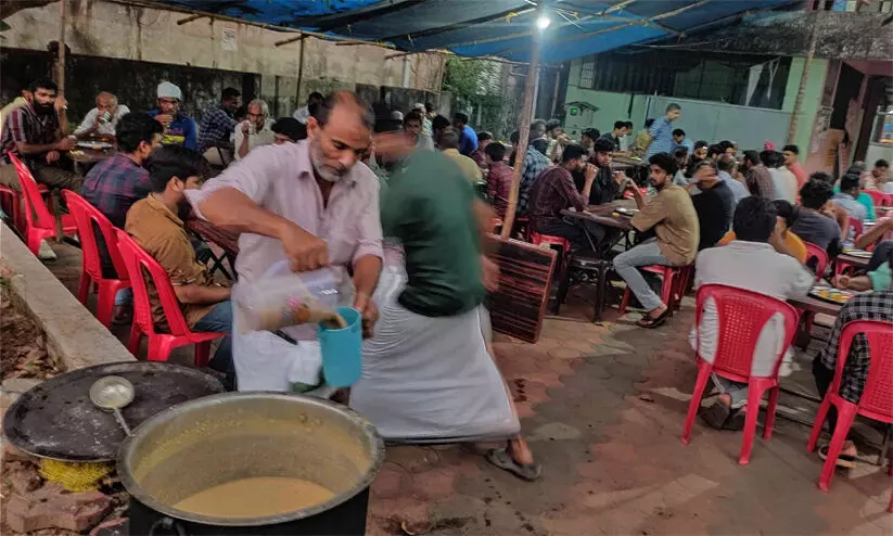 അബ്റാറിന്റെ നോമ്പുതുറ കഞ്ഞിക്ക് മൂന്നു പതിറ്റാണ്ടിന്റെ മധുരം അബ്റാറിന്റെ നോമ്പുതുറ കഞ്ഞിക്ക് മൂന്നു പതിറ്റാണ്ടിന്റെ മധുരം