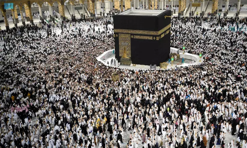 ഇരുപത്തേഴാം രാവിന്‍റെ പുണ്യം; പ്രാർഥനാമുഖരിതമായി ഇരുഹറമുകളും PHOTOS