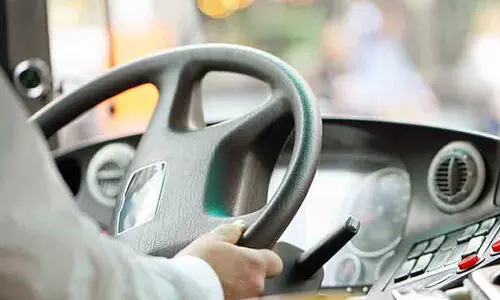 ഹ​ജ്ജ് സീ​സ​ൺ: ബസുകളിലെ ഡ്രൈവർമാർക്ക് വർക്ക് പെർമിറ്റ് കാർഡ് നിർബന്ധം