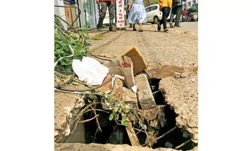 കണ്ണൂർ നഗരത്തിൽ വാരിക്കുഴികൾ; നടപടിയെടുക്കാതെ അധികൃതർ