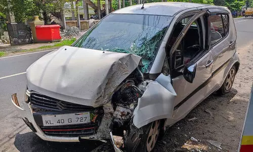 കാർ മരത്തിലിടിച്ച് കുടുംബത്തിലെ അഞ്ച് പേർക്ക് പരിക്ക്