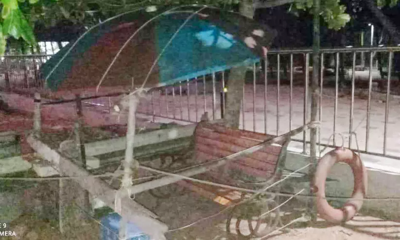 സാൻഡ് ബാങ്ക്സിൽ ലൈഫ് ഗാർഡുകൾക്ക് വിശ്രമിക്കാനിടമില്ല സാൻഡ് ബാങ്ക്സിൽ ലൈഫ് ഗാർഡുകൾക്ക് വിശ്രമിക്കാനിടമില്ല