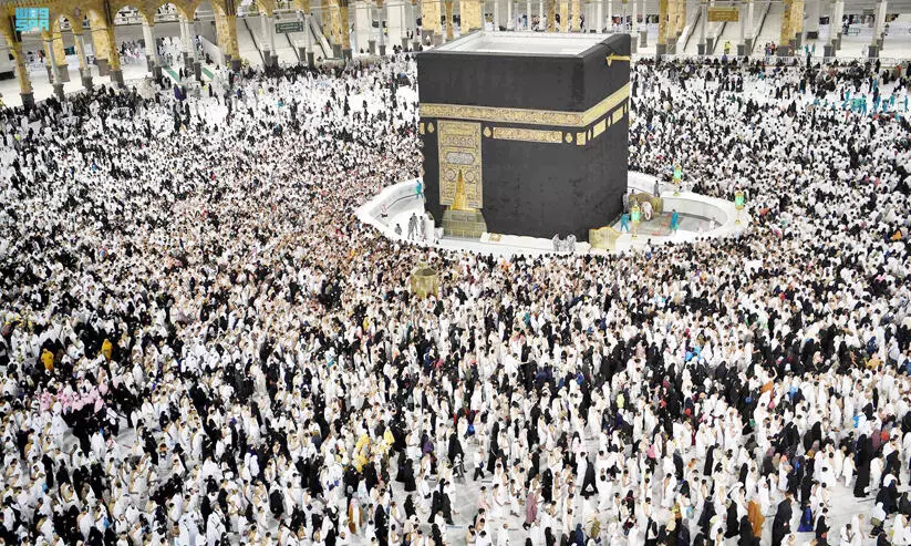 ഇരുപത്തിയേഴാം രാവ്: ഹറമുകൾ പ്രാർഥനാനിർഭരം ഇരുപത്തിയേഴാം രാവ്: ഹറമുകൾ പ്രാർഥനാനിർഭരം