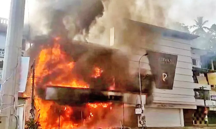 ചക്കരക്കല്ലിൽ വൻ തീപിടിത്തം; കോടികളുടെ നഷ്ടം ചക്കരക്കല്ലിൽ വൻ തീപിടിത്തം; കോടികളുടെ നഷ്ടം