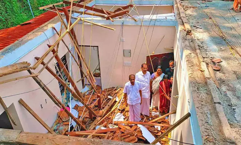 വീട് തകർന്ന് മൂന്നുപേർക്ക് പരിക്ക്