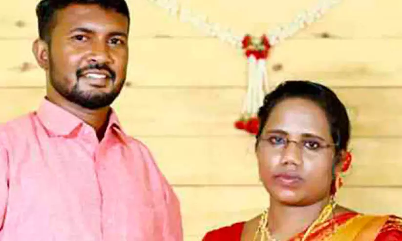 പരിമിതികൾ തടസ്സമായില്ല; പ്രമോദിന്റെ കൈപിടിച്ച് എലിസബത്ത് പരിമിതികൾ തടസ്സമായില്ല; പ്രമോദിന്റെ കൈപിടിച്ച് എലിസബത്ത്