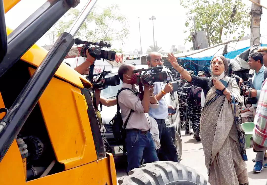 ജഹാംഗീർപുരി സി ​ബ്ലോക്കിൽ കടകളും​ കെട്ടിടങ്ങളും തകർക്കാൻ നോർത്ത് ഡൽഹി മുനിസിപ്പൽ കോർപറേഷൻ എത്തിച്ച ബുൾഡോസർ തടയുന്ന സി.പി.എം നേതാവ് വൃന്ദ കാരാട്ട്