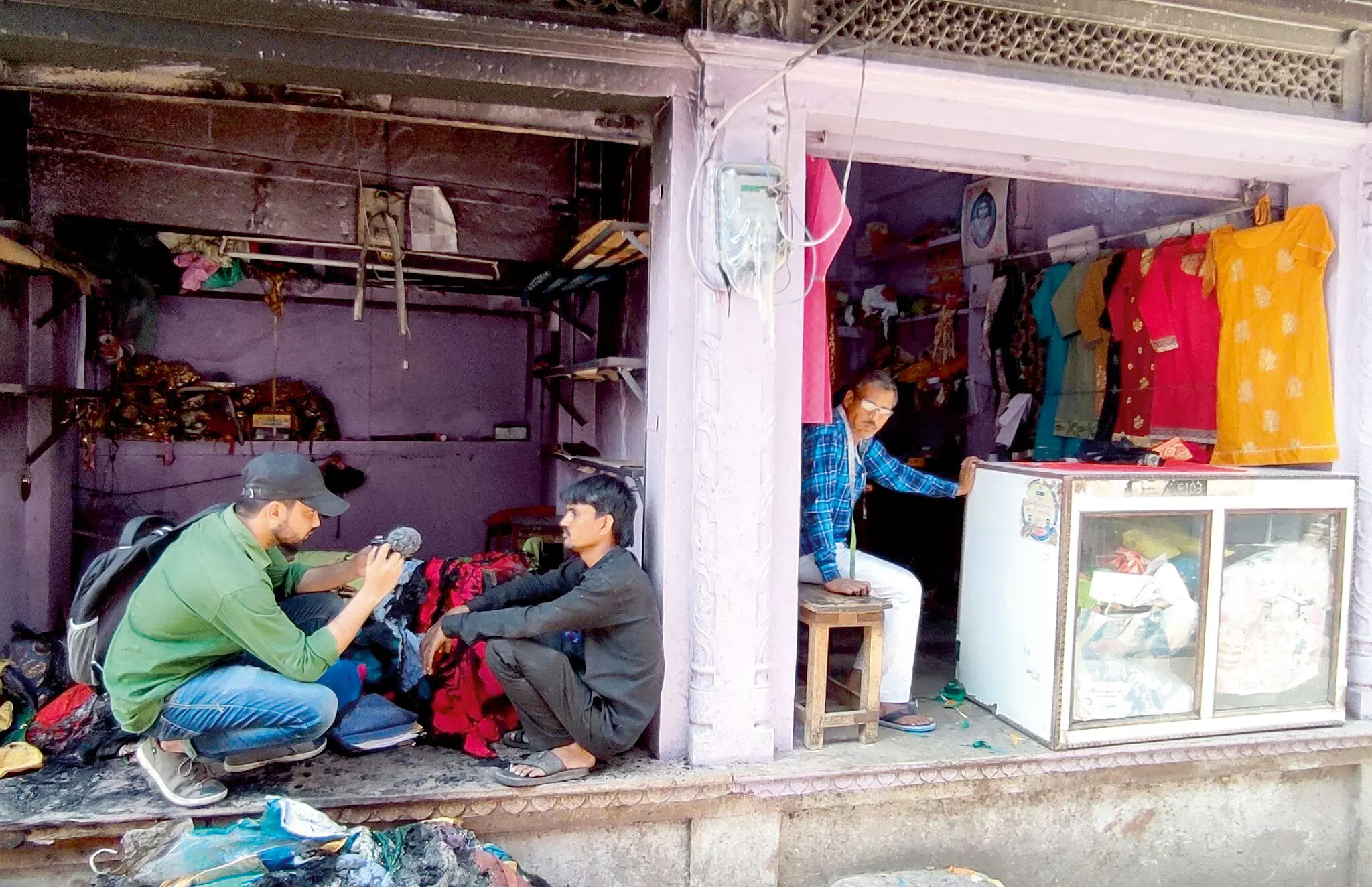 രാജസ്ഥാനിലെ കരൗലിയിൽ ഹിന്ദുത്വവാദികൾ അഗ്നിക്കിരയാക്കിയ തുണിക്കടയിൽ തകർന്നിരിക്കുന്ന ഉസ്മാനും സമീപത്തെ കടയിൽ ഇരിക്കുന്ന രവിയും. ഈ ചിത്രം സമൂഹമാധ്യമങ്ങളിൽ വ്യാപകമായി പ്രചരിച്ചിരുന്നു 