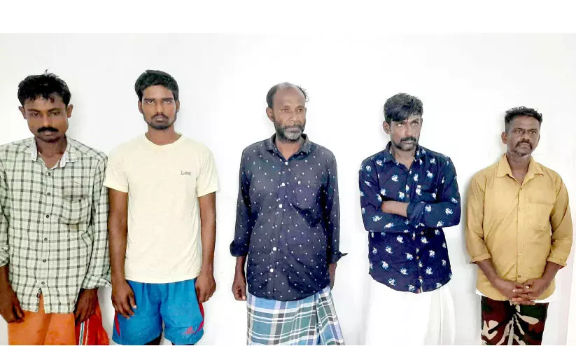 ബോംബ് ശേഖരം: അഞ്ചുപേർ പിടിയിൽ