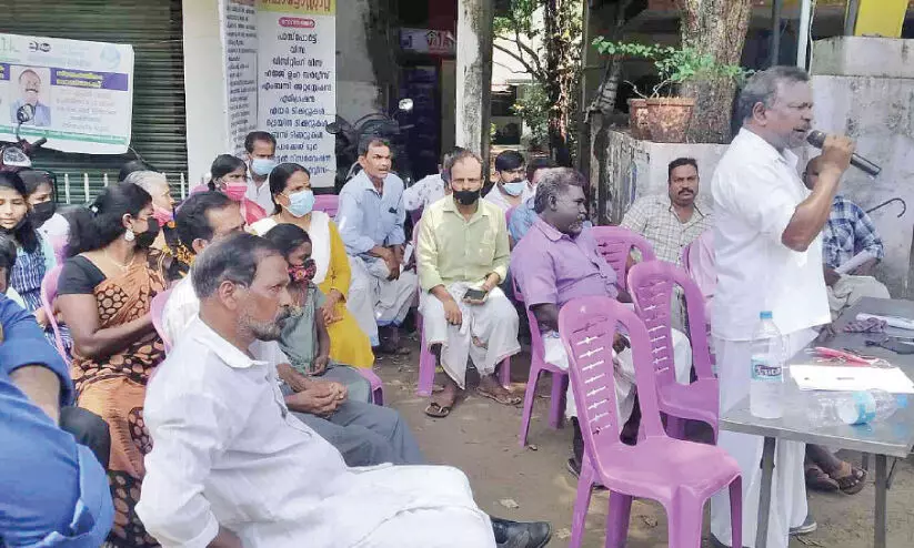 ദലിത് കുടുംബങ്ങളുടെ വഴി അടച്ചുകെട്ടിയതിൽ പ്രതിഷേധം ദലിത് കുടുംബങ്ങളുടെ വഴി അടച്ചുകെട്ടിയതിൽ പ്രതിഷേധം