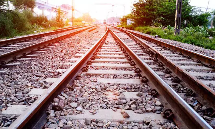 കോട്ടയം വഴി ഇനി ഇരട്ട ചൂളംവിളി; മേയ് 28 മുതൽ ഇരട്ടപ്പാതയിലൂടെ ട്രെയിൻ സർവിസ് കോട്ടയം വഴി ഇനി ഇരട്ട ചൂളംവിളി; മേയ് 28 മുതൽ ഇരട്ടപ്പാതയിലൂടെ ട്രെയിൻ സർവിസ്