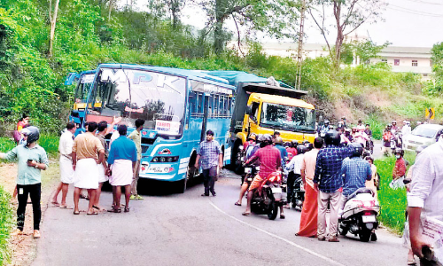 ലോറി കയറ്റത്തിൽനിന്ന് പിറകിലേക്കിറങ്ങി ബസുകളിലിടിച്ചു