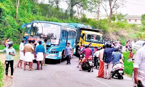 ലോറി കയറ്റത്തിൽനിന്ന് പിറകിലേക്കിറങ്ങി ബസുകളിലിടിച്ചു