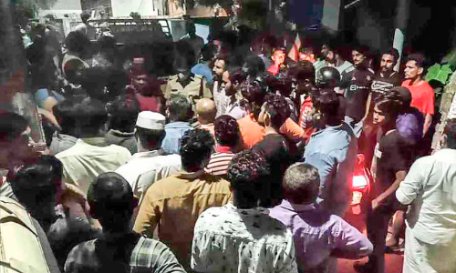 ബൈക്ക് യാത്രികരെ ഇടിച്ചിട്ട ഗുഡ്സ് ഓട്ടോ നാട്ടുകാര്‍ പിടികൂടി