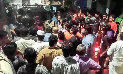 ബൈക്ക് യാത്രികരെ ഇടിച്ചിട്ട ഗുഡ്സ് ഓട്ടോ നാട്ടുകാര്‍ പിടികൂടി