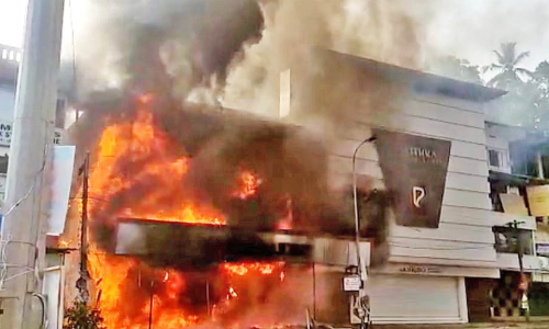 ചക്കരക്കല്ലിൽ വൻ തീപിടിത്തം; കോടികളുടെ നഷ്ടം