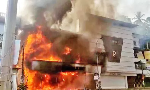 ചക്കരക്കല്ലിൽ വൻ തീപിടിത്തം; കോടികളുടെ നഷ്ടം