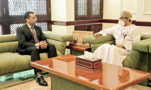 ഇ​ന്ത്യ​ന്‍ അം​ബാ​സ​ഡ​ര്‍ മ​ന്ത്രി​യു​മാ​യി കൂ​ടി​ക്കാ​ഴ്ച ന​ട​ത്തി