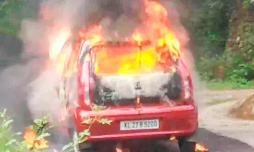 ഓട്ടത്തിനിടെ കാറിന് തീപിടിച്ചു ഓട്ടത്തിനിടെ കാറിന് തീപിടിച്ചു
