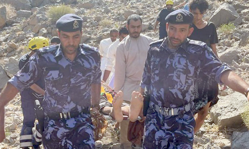 മ​ല​മു​ക​ളി​ൽ​നി​ന്ന്​ വീ​ണ​യാ​ളെ ര​ക്ഷി​ച്ചു