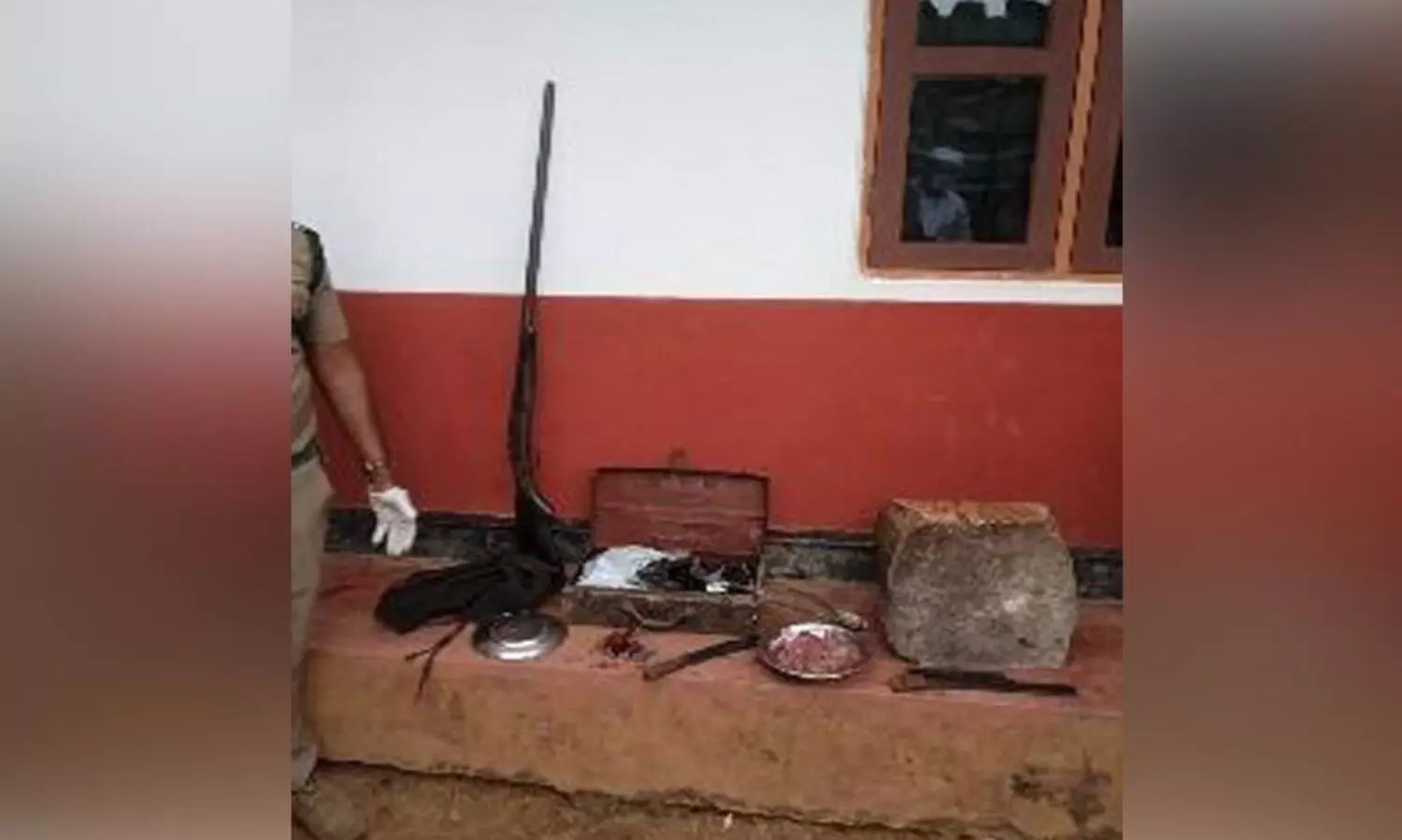 പൂട്ടിയിട്ട വീട് കുത്തിത്തുറന്ന് തോക്ക് പിടിച്ചെടുത്തു