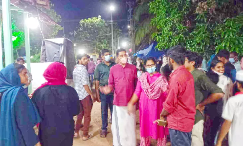 കോതി ബസാറിലെ രാത്രിക്കാഴ്ച കാണാൻ കെ.കെ. രമ എം.എൽ.എ കോതി ബസാറിലെ രാത്രിക്കാഴ്ച കാണാൻ കെ.കെ. രമ എം.എൽ.എ