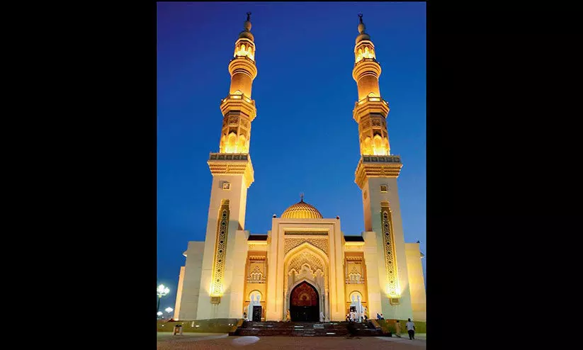 സ്വ​ർ​ണ​മി​നാ​ര​ങ്ങ​ളു​മാ​യി ഷാ​ർ​ജ​യി​ലെ അ​ൽ മ​ഗ്ഫി​റ പ​ള്ളി